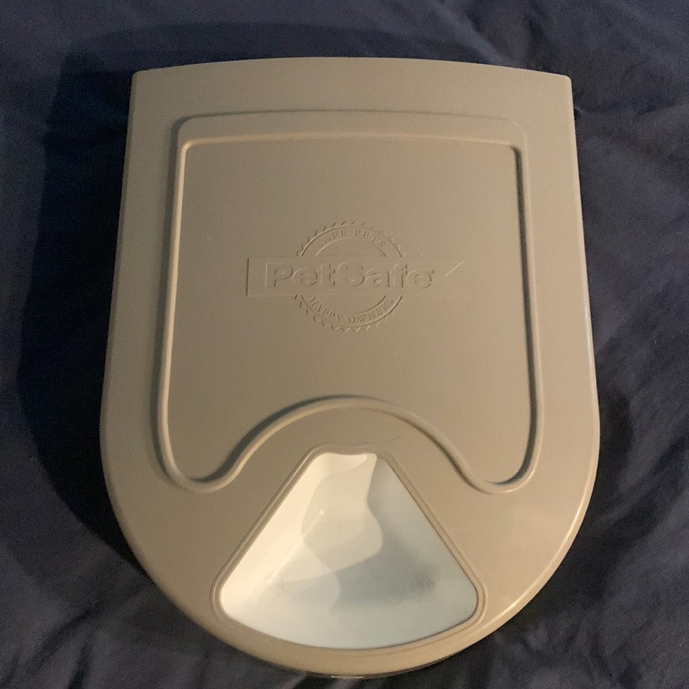 Gently used timed dog or cat feeder